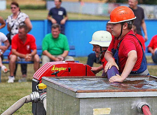 die Gahlener Jugendfeuerwehr bei Löschangriff nass