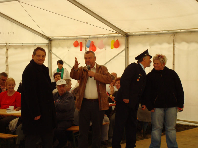 Bürgermeisterkandidat Ulrich Lagemann, Werner-Siegwart Schippel, Michaela Gall und Hauptbrandmeister Lutz Harting.