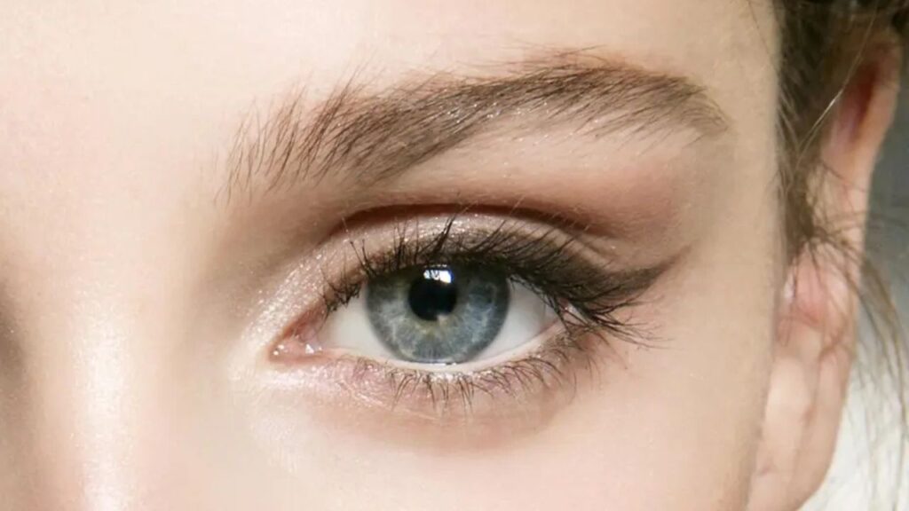 Im Winter 2025 tragen wir nur noch den Zimt-Eyeliner