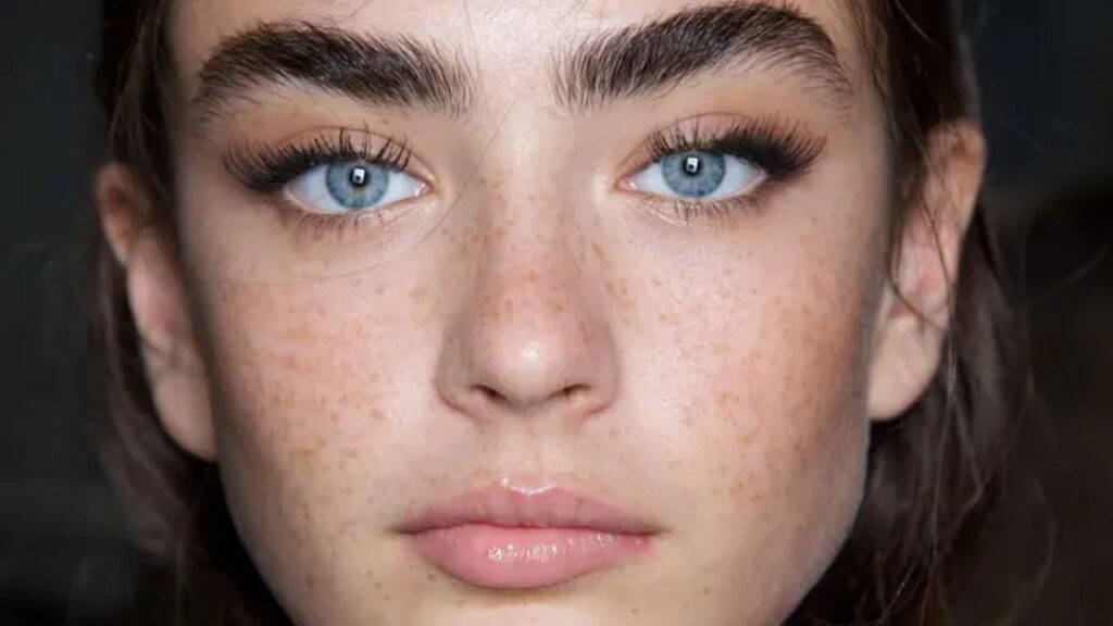 Mascara für kurze und gerade Wimpern: Das sind die 3 besten Wimperntuschen 2026