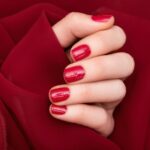 Auf kurzen Nägeln: Chromstel ist der schönste Nageltrend für den Sommer